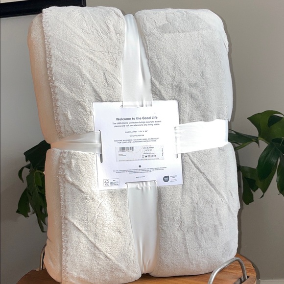 UGG Novah King Blanket in Seal Gray - Picture 6 of 12